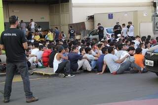 33 pessoas, entre adolescentes e adultos, foram encaminhadas para a delegacia. (Foto: Marcos Ermínio)