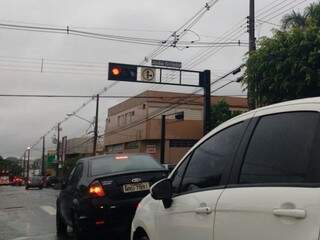Semáforo no cruzamento com a rua Padre João Crippa altera entre as cores vermelho e amarelo (Foto: Adriano Fernandes)