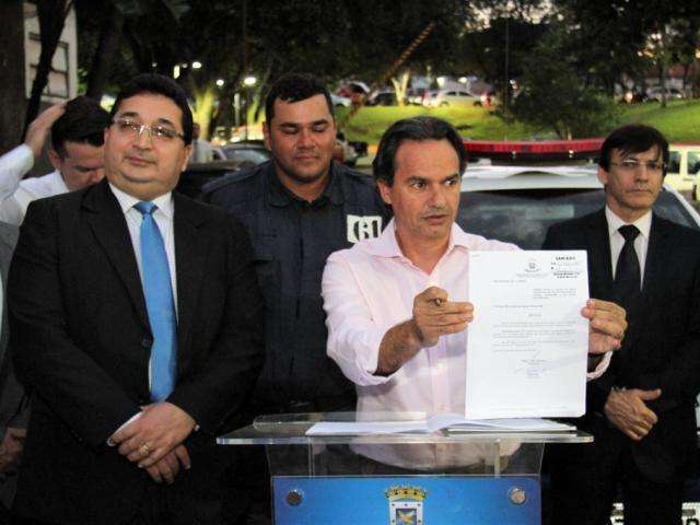 Em solenidade, Marquinhos assina lei do piso salarial da Guarda