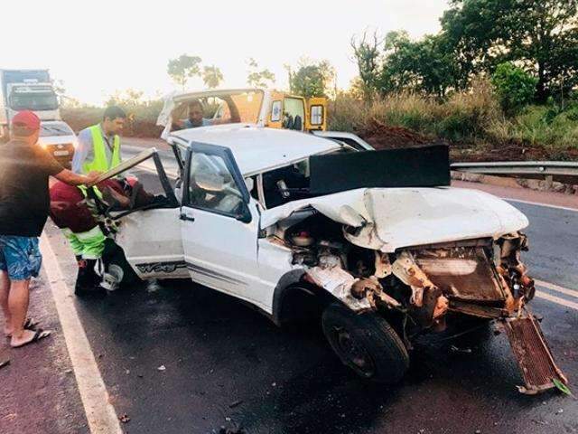 Carro invade pista contr&aacute;ria e colide contra caminhonete na BR-163