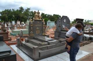 Visitante leva filho para conhecer o primeiro cemitério da Capital ( Foto - Silas Lima)