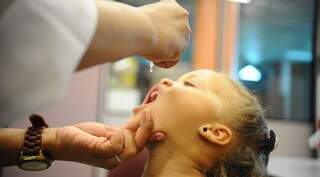 Menina sendo vacinada contra poliomielite (Foto: Agência Brasil)