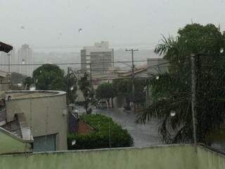 Chuva começou na manhã de hoje e deve seguir durante o dia na Capital (Foto: Lucimar Couto)