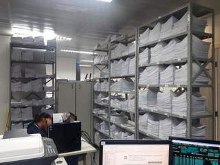 Na Central de Mandados, armários lotados de citações em aberto: cadastro antigo e devedores fujões dificultam trabalho (Foto: Silvia Frias)