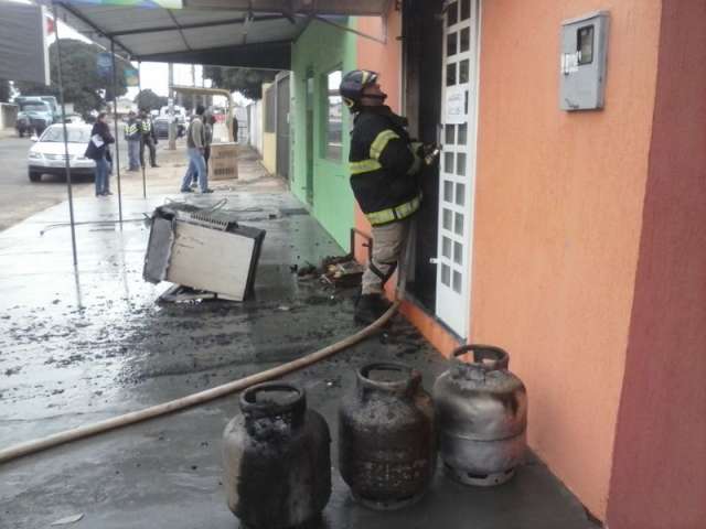 Bombeiros combatem inc&ecirc;ndio em confeitaria no Maria Aparecida Pedrossian