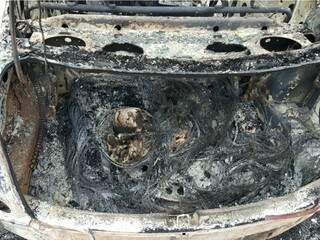 No porta-malas também havia pneus queimados. (Foto: Polícia Militar)