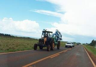 Trator com implemento agrícola circulando também na MS-164, próximo ao distrito de Vista Alegre (Fotos: Lucimar Couto)