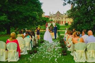 Casamento foi feito no gramado, com castelo e lago de fundo. Exatamente como a noiva sonhou. (Foto: Allan Kaiser)