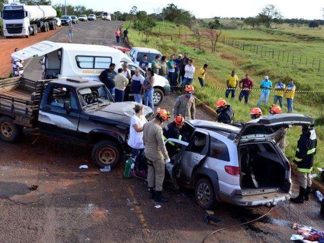 Buraco causa acidente na MS-338 e condutor fica preso &agrave;s ferragens