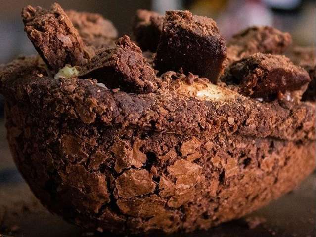 Ovo de colher j&aacute; era, casal trocou o chocolate pela casca e recheio de brownie