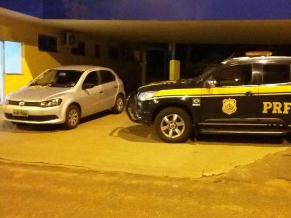 Carro furtado em MG e com placa clonada &eacute; recuperado pela PRF na BR-262