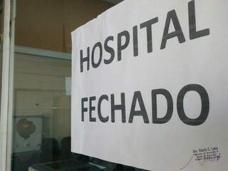 Placa afirma que hospital está fechado. (Foto: Alcides Neto)