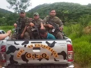 Soldados paraguaios com um dos bandidos presos ontem na fronteira com MS (Foto: Divulgação)