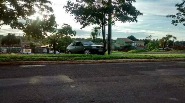 Carro fica atravessado em canteiro e desperta a curiosidade de leitores