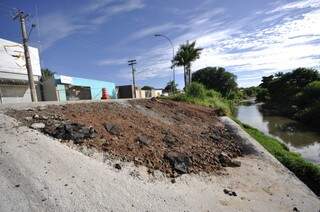 Prefeitura fez apenas obras de contenção emergenciais para conter desbarrancamento da via. (Foto:Arquivo Campo Grande News/Marcelo Calazans)