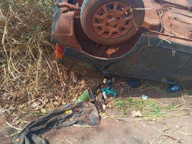 A caminho do Inferninho, homem capota carro em estrada de terra