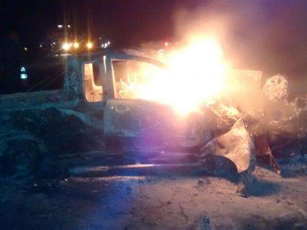 Tr&ecirc;s morrem carbonizados em acidente envolvendo dois carros da BR-163