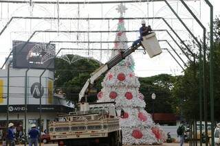Centro de Dourados já está decorado para o Natal e aniversário da cidade (Foto: Eliel Oliveira)