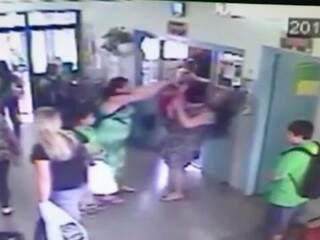 Câmeras de segurança captaram momento das agressões da mãe contra a professora. (Foto: Reprodução)
