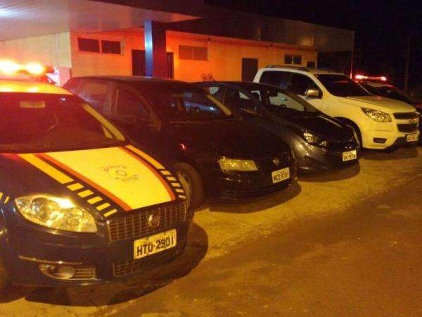 PRF apreende tr&ecirc;s ve&iacute;culos e prende cinco pessoas na rodovia BR-463