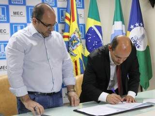Turine (à esquerda) e Kalif assinaram protocolo de intenções para cooperação técnica entre UFMS e MPF. (Foto: MPF/Divulgação)
