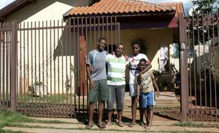 Graças à indústria, Claudinei conseguiu comprar a casa própria de 80 m², onde mora com a mulher e os três filhos.