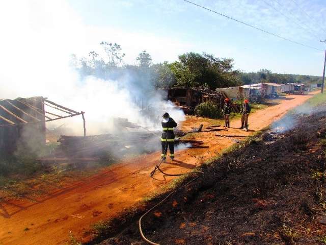 Fogo destr&oacute;i barraco de acampamento sem terra &agrave;s margens da MS-395