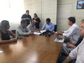 Prefeito assinou nesta segunda-feira contrato para repasse de R$ 15,4 milhões para reforma da antiga rodoviária (Foto: Fernanda Palheta)