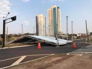 Estrutura está sendo montada nas duas últimas quadras da Via Parque. (Foto: Liniker Ribeiro)