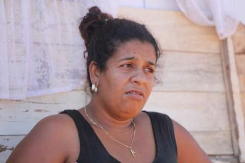 Moradores de favela sofrem com o dilema de mudar ou não de endereço