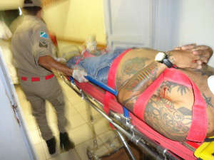  Homem &eacute; baleado no peito durante briga em frente a distribuidora de bebidas