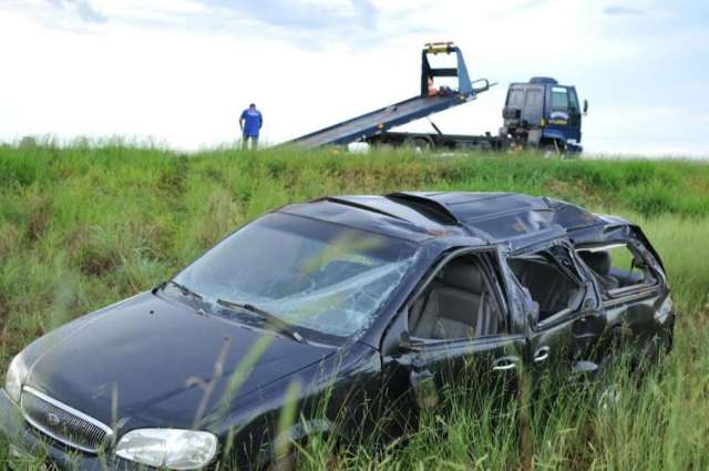 Pneu estoura e carro com cinco crian&ccedil;as cai em ribanceira na BR-060