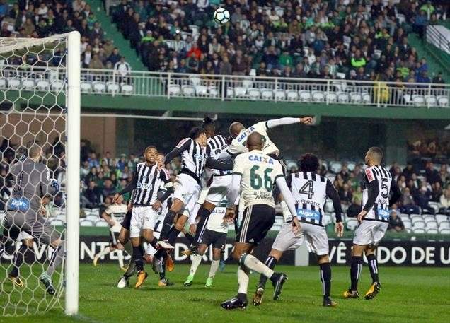 Santos tem atua&ccedil;&atilde;o ap&aacute;tica e empata com o Coritiba no Couto Pereira