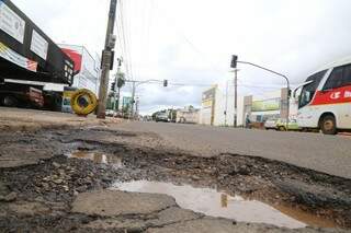 Buraco complica trânsito em trecho da rua Ceará. (Foto: Fernando Antunes)