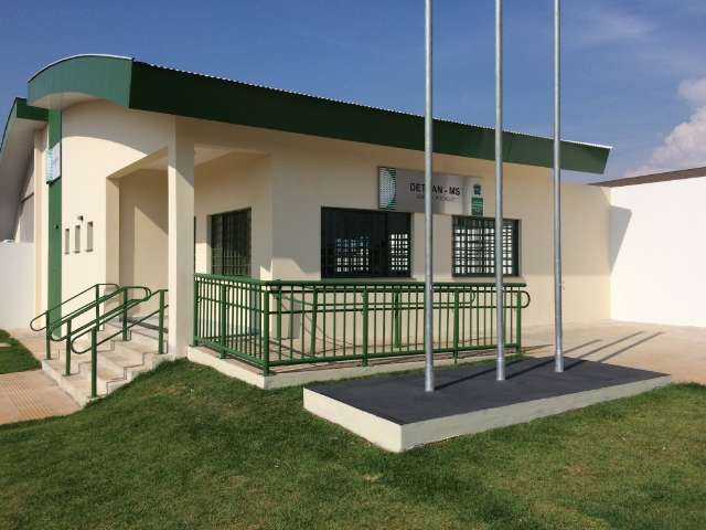 Em Rochedo, tr&acirc;nsito recebe asfalto, sinaliza&ccedil;&atilde;o e sede do Detran