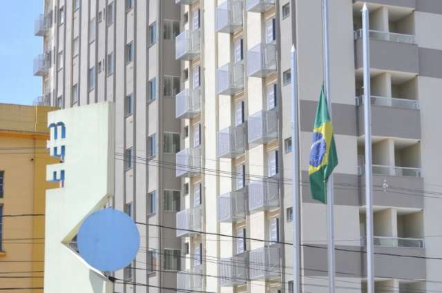 Em &oacute;rg&atilde;os e bancos, bandeiras a meio mastro pela Chapecoense