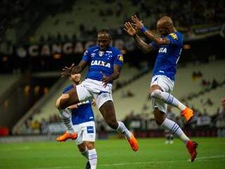 Atacante Sassá comemora o gol da vitória cruzeirense no estádio Castelão (Foto: Cruzeiro EC/Divulgação)