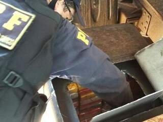 Droga estava escondida dentro de tanque de combustível de carreta (Foto: Jornal do Povo)