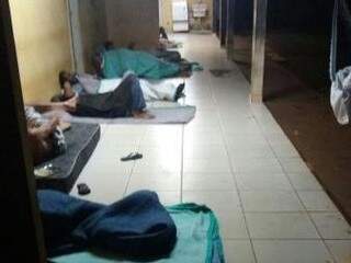 Pessoas que buscaram os serviços do Cetremi dormiram em cima de cobertores. (Foto: Direto das Ruas)