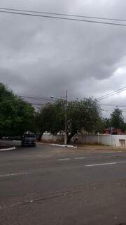 Na região do Santo Amaro, tempo está nublado e fortes ventos atingem o local (Foto: Direto das Ruas)