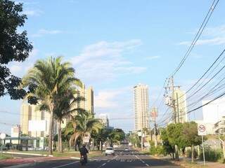 Horizonte claro para este motociclista que passa pela Avenida Afonso Pena em Campo Grande (Foto: Paulo Francis)