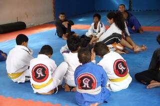 Crianças e adolescentes aprendem jiu jitsu gratuitamente. (Foto: Marcos Ermínio)