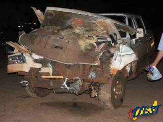A frente do veículo ficou completamente destruída. (Foto Camapuã News)