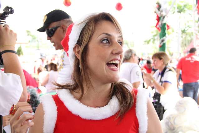 Vestida de Mam&atilde;e Noel, primeira-dama entrega presentes de Natal
