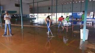 Alunos fazem limpeza na Escola Nova Itamarati, ocupada ontem (Foto: Divulgação)