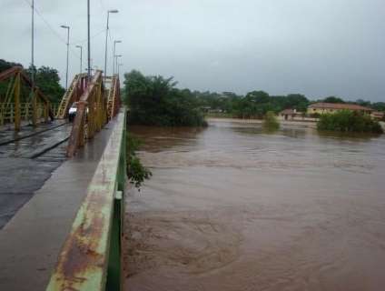 Rio Aquidauana está 6 metros acima do nível e chuva continua