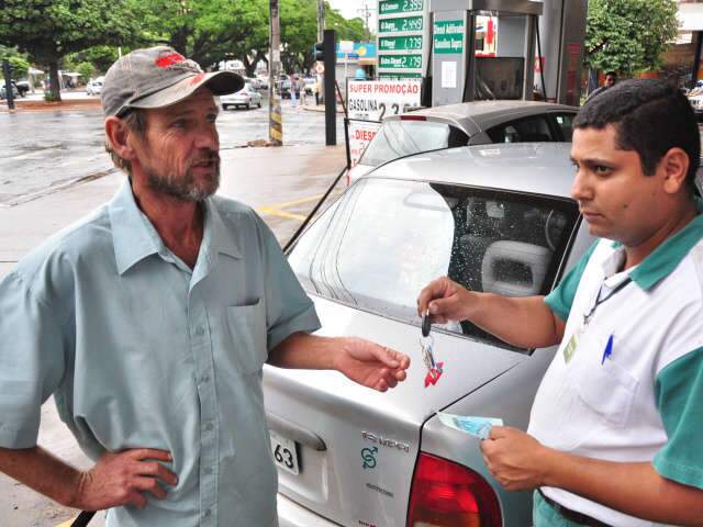  Consumidor economiza cerca de R$ 50 para encher tanque com gasolina a R$ 2,39