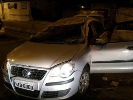 Tr&ecirc;s presos que fugiram de MS capotam carro em marginal paulista