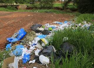 Lixo é descartado às margens de córrego. (Foto: Gerson Walber)