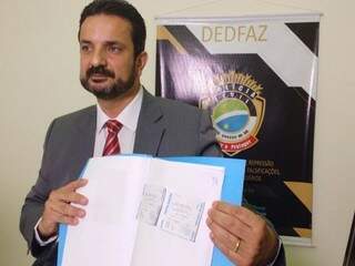 Delegado Palermo mostra bilhete usado durante aplicação do golpe (Foto: Adriano Fernandes)